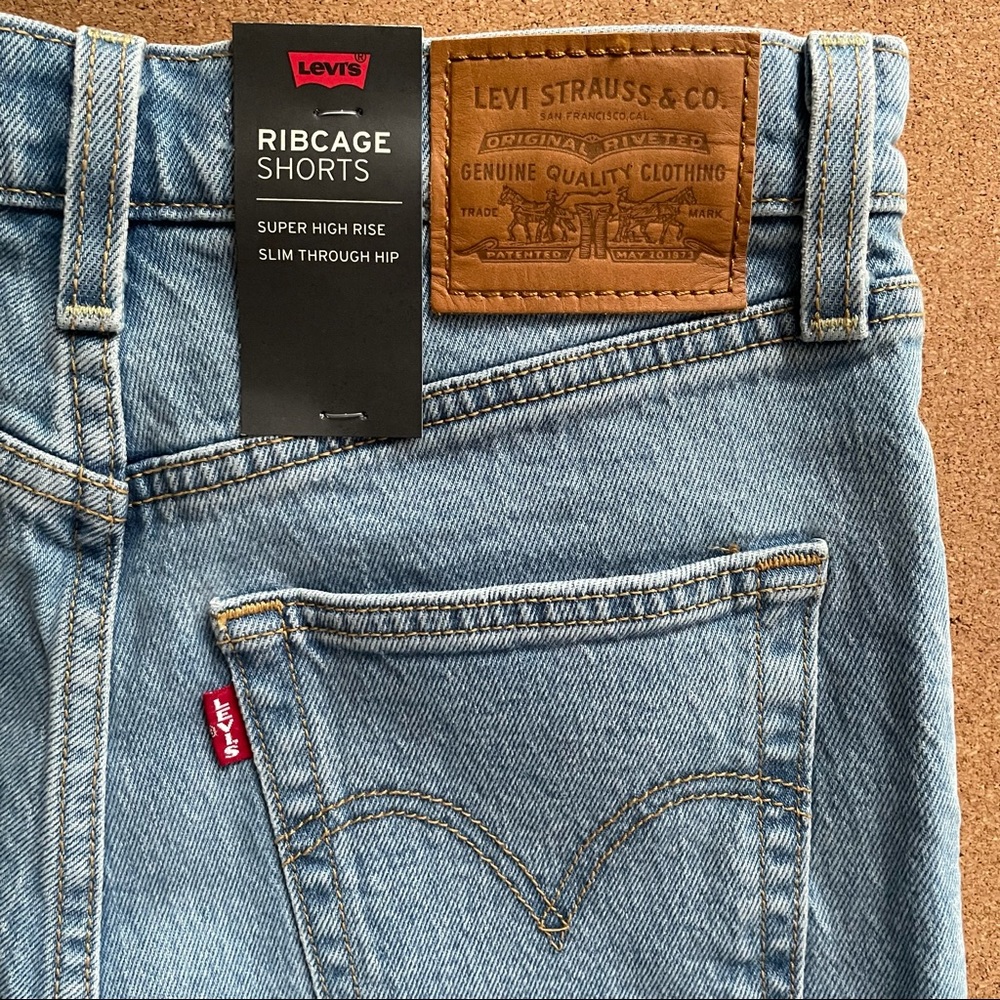 Levi’s Ribcage Shorts - Picture 6 of 8